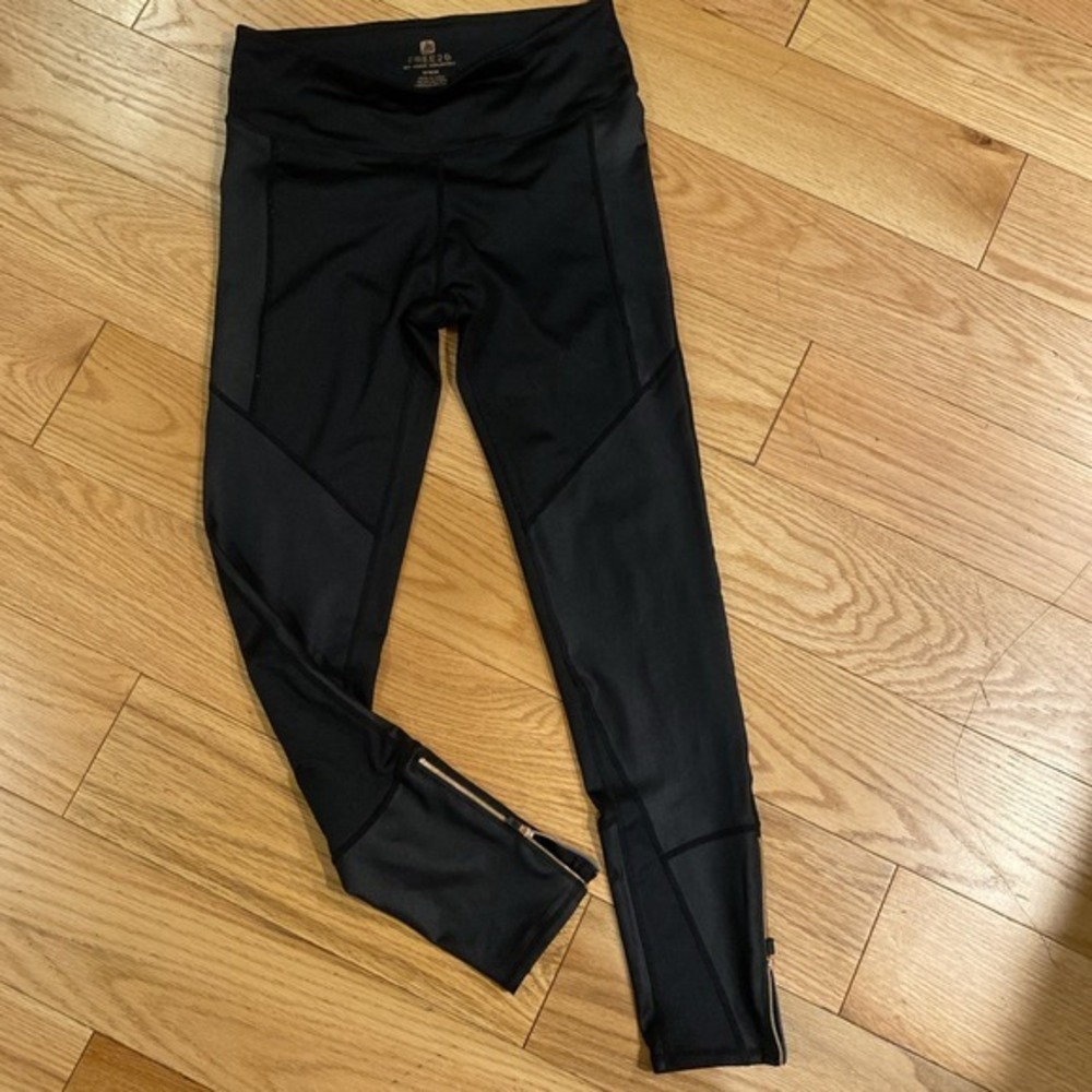 Free2B Medium Black Leggings With Gold Zipper Ankles            3528‎